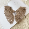 Brauner Häkelspitzenkragen mit weißen Perlen auf beigem Strickpullover für Damen - 9*25cm / Camel