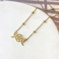 Dettaglio della collana in acciaio dorato con ciondolo a pentagramma e luna e piccole perle - DN293 Luna Stella