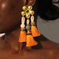 Boucles d'oreilles bohème avec fleurs dorées, pompons orange et perles vertes sur modèle - Fleur Martelée Pompon Orange(10# E-1855)