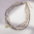 Détail du ruban de soie léopard enroulé sur l'anneau avec pendentif feuille dorée - Style en Forme de Feuille (DN299-P275)