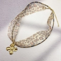 Détail du ruban organza léopard et pendentif fleur dorée mate sur collier multicouche - Style Fleur à Quatre Feuilles (DN299-P276)