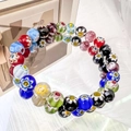 Makroansicht bunter Millefiori-Glasperlen mit feinen Blumenmustern für bunte Armbänder - 8mm Bunt
