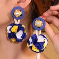 Boucles d'oreilles bohèmes avec pompons bleu jaune et détail de pierre dorée - Balle en Tissu Géométrique Bleue(13# E-1858)