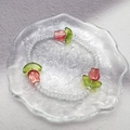 Detailaufnahme eines Perlenarmbands mit Tulpen aus Glasperlen und roten Blumenelementen - Rot