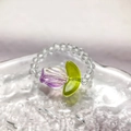 Detail eines lila Tulpenrings aus Glas mit transparenten facettierten Perlen - Lila