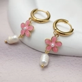 Dettaglio di orecchini a fiore di ciliegio con smalto rosa e pendenti di perle - Rosa