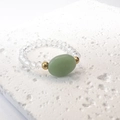 Anello in perline di vetro luminose con pietra ovale verde chiaro e sfere dorate - Taglia unica / Trasparente-Verde