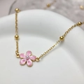 Collana a catena dorata con perline e ciondolo a fiore in smalto rosa con perla centrale - Rosa