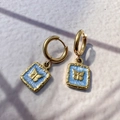 Detail van 18K gouden oorring met lichtblauwe emaille vierkante vlinder hanger - Blauw
