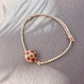 Pulsera bohemia hecha a mano de cuerda trenzada rosa con cuenta de cerámica flor de ciruelo - Rosa