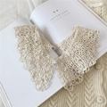 Eleganter cremefarbener Spitzenkragen mit Perlenverzierung auf einem Strickpullover - 9*25cm / Beige