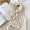 Eleganter cremeweißer Spitzen-Baumwollschal mit gehäkelten Blumen und Fransen-Quasten - Beige