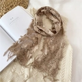 Brauner Baumwollschal mit floralem Lochmuster und Fransen in einer Lifestyle-Umgebung - Camel