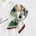 Foulard en soie dessin animé avec motif vert forêt sur une chemise blanche - 4 Fille à Lunettes Tenue Verte / 9*95cm