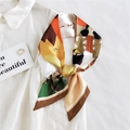 Foulard étroit en soie à imprimé cartoon sur chemise blanche avec bague dorée chic - 5 Fille à Lunettes Tenue Camel / 9*95cm