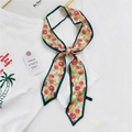 Sciarpa stretta in seta floreale crema e rossa con bordo verde su una t-shirt bianca - Rosa Rossa