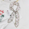 Sciarpa stretta in seta con stampe astratte di volti e labbra su t-shirt bianca - Ragazza con Labbra Rosse
