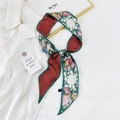 Foulard étroit en soie avec bordure verte et motifs détaillés d'oiseaux et de fleurs - Motif Oiseau Floral Aquarelle Bord Vert Foncé / 6x120cm