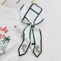 Sottile foulard di seta bianco con bordo verde e grafica minimalista di viso femminile - Ragazza Profilo di Linea