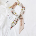 Pañuelo estrecho de seda con motivo de fresas y texto Positive Thinking sobre beige - 5K Hojas de Baya / 6*135cm