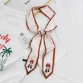 Elegante sciarpa in seta bianco avorio con ritratto di Frida Kahlo e bordo marrone - Ragazza della Ghirlanda