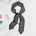 Petit foulard en soie bleu marine avec motif géométrique beige K sur un t-shirt blanc - Motif de Lettre K