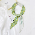 Pañuelo estrecho de seda con estampado de limón y texto Positive Thinking en camisa blanca - 7K Hojas Verdes de Limón / 6*135cm