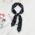 Twilly bleu foncé avec motifs célestes soleil et lune noué sur fond blanc - Galaxie Cosmique