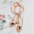 Twilly en soie rose et orange avec illustration de femme moderne sur un t-shirt blanc - Beauté Noire