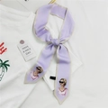 Long foulard en soie violet clair avec illustration de mode et bordure blanche - Fille de Lunettes de Soleil Violet