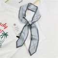 Foulard long en soie bleu-gris avec motif géométrique foncé noué en ruban élégant - Grille de Réseau Grise