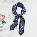Foulard twilly long bleu foncé avec imprimé fraises rouges et bordure noire pour sac - Bleu Marine Fraise