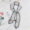 Foulard étroit en soie imprimé fruits avec bord bleu pour cheveux et sacs à main - Fruits à Carreaux