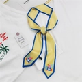 Écharpe étroite en soie jaune vif avec bordures bleu marine et illustration d'art moderne - Fille Lapin