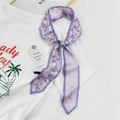 Foulard long lilas avec imprimé floral et texte Love Yourself pour cheveux ou sac - Fleur Violette