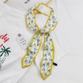 Foulard twilly en soie à fleurs bleues avec bordure jaune contrastée noué avec style - Magnolia Jaune