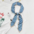 Petit foulard bleu à fleurs noué façon cravate sur un t-shirt blanc décontracté - Fleur Blanche Base Bleue