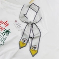 Foulard long en soie crème avec illustration de chat et bordure grise élégante - Fille de Parapluie