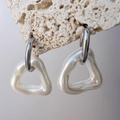Orecchini geometrici a triangolo cavo con cerchi in argento e pendente di perla - Argento con Bianco Perla