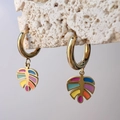 Detail der goldenen Schmetterlings-Creole mit buntem Emaille-Tropföl im Tropenblatt-Design - Blatt-Design