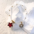 Dettaglio del bracciale con perle bianche opache e ciondolo a stella rossa - Bianco - Stella Rossa