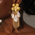 Boucles d'oreilles bohèmes avec fleurs dorées et perles baroques sur modèle - Perle Baroque Or Vintage(19# E-1864)