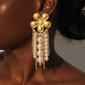 Boucles d'oreilles bohèmes à pompons avec fleur martelée dorée et perles sur modèle - Chaîne de Perles Martelée Or Pompon(20# E-1865)