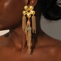 Boucles d'oreilles fleur dorées bohème avec glands et perles sur peau foncée du modèle - Pompon de Perles Colorées Fleur Rétro(21# E-1866)