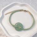 Detail eines handgewebten Armbands mit grünem Naturstein und verstellbarem Goldverschluss - Grüner Aventurin