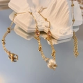Dettaglio collana dorata con zircone a goccia, perle bianche e chiusura a moschettone regolabile - Ovale-Rosa