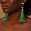 Boucles d'oreilles bohèmes avec pompons vert herbe et clous dorés portées par un mannequin - Rectangle d'Or Pompon Vert(27# E-1881)