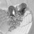 Dettaglio macro di orecchini a serpente in acciaio inossidabile placcato oro 18K strutturato - Ellisse / Color Acciaio