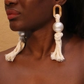 Boucles d'oreilles bohèmes avec résine marbrée beige et grandes perles blanches - Perle de Marbre Pompon en Coton(31# E-1893)