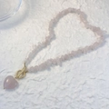 Collar de piedras rosas naturales con colgante de corazón y cierre de barra dorado - Cuarzo rosa